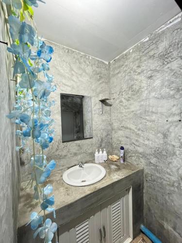 Ένα μπάνιο στο Happy Beach Hostel KOH LANTA