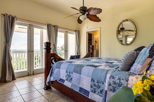 Giường trong phòng chung tại Walk to Beach! Key West Paradise with Ocean View