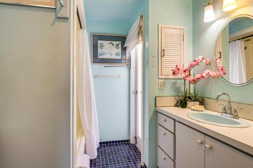 Phòng tắm tại Walk to Beach! Key West Paradise with Ocean View