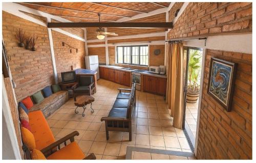 a large living room with a couch and a kitchen at Casa CABAÑA CHULA VISTA a 5 minutos del centro in Tequila