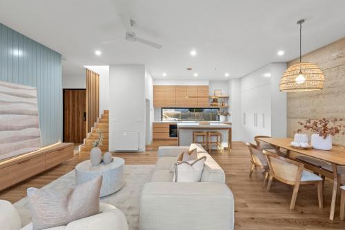 Η κουζίνα ή μικρή κουζίνα στο Grandview Luxe- Central Barwon Heads, Brand New, Sleeps 6, Aircon, Parking, WIFI, walk to beach and shops