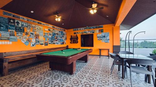 ein Billardzimmer mit einem Billardtisch darin in der Unterkunft El Puerto Marina Beach Resort & Vacation Club in Lingayen