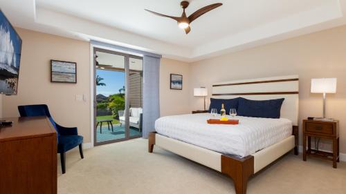 Un dormitorio con una cama y un escritorio y un escritorio. en SWEET HEAVEN Upscale 4BR KaMilo Home with Bikes and Golf Clubs, en Waikoloa