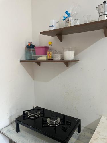 een zwarte kookplaat in een keuken met planken bij Stúdio Viajante in Barcarena