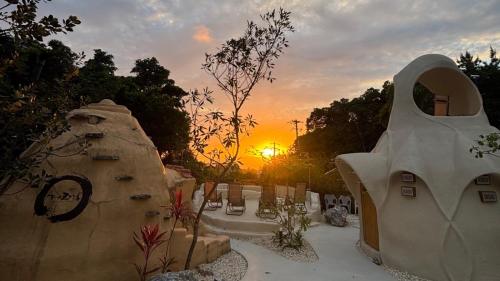 Päikesetõus või päikeseloojang külalistemaja juurest või lähedalt vaadatuna