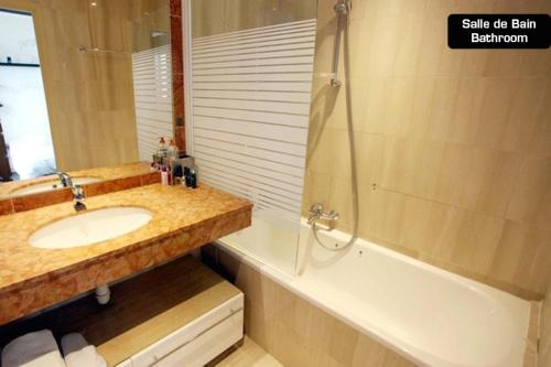 une salle de bain avec un lavabo, une douche et une baignoire dans l'établissement Coeur de Cannes - 2 pièces moderne, à Cannes
