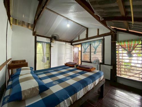a bedroom with a blue and white bed in a room at maylamean bungalows kohchang in Ban Khlong Son