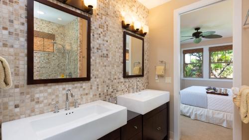 ワイコロアにあるSHADES OF SUMMER Private detached home close to pools and beachesの洗面台が2つと鏡があるバスルーム