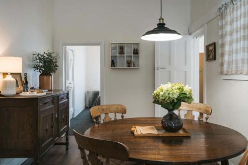 Kuchyň nebo kuchyňský kout v ubytování Love Nest - Contemporary Eclectic Charm Firepit