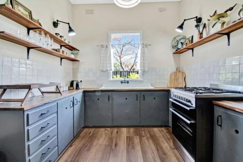 Kuchyň nebo kuchyňský kout v ubytování Love Nest - Contemporary Eclectic Charm Firepit