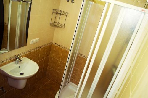 y baño con ducha y lavamanos. en Filvarki-Centre, en Kamianets-Podilskyi