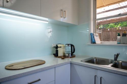 Kuchyň nebo kuchyňský kout v ubytování Room with King Single bed