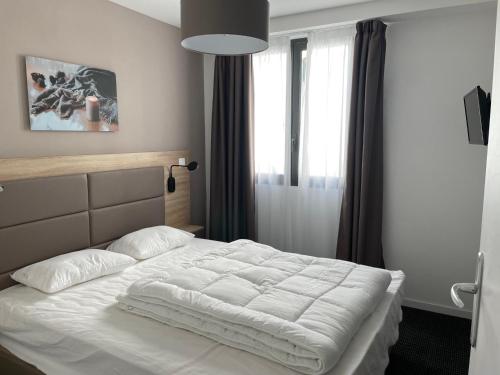 a bedroom with a white bed and a window at Duplex à Gourette 10 personnes, proche pistes, animaux admis - FR-1-860-7 in Gourette