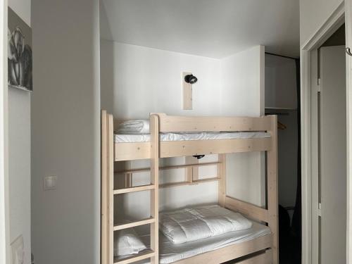 a bedroom with bunk beds in a room at Gourette: Appartement 8 pers, piscine, animaux admis - FR-1-860-14 in Gourette
