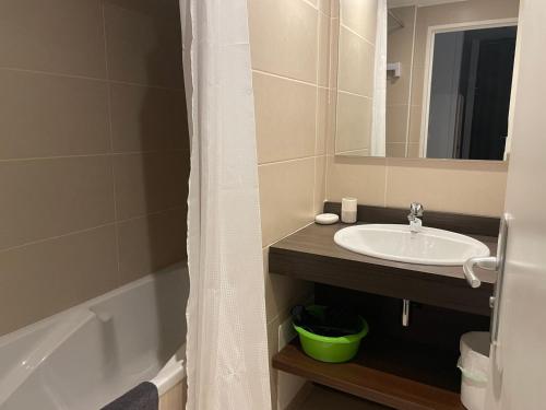 a bathroom with a sink and a bath tub at Appartement 2 pièces, 6 pers, piscine, animaux acceptés - FR-1-860-40 in Gourette
