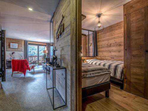 a bedroom with a bed and a desk in a room at Appartement rénové à Méribel, 3 chambres, accès skis, WIFI, parking - FR-1-688-99 in Mussillon