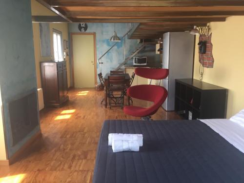 特雷維奧的住宿－B&B Treviglio，一间卧室配有一张床铺和一张桌子,还设有一间厨房