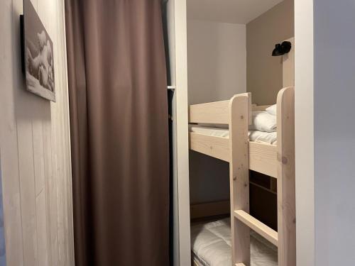 a room with two bunk beds in a room at Gourette : Appartement 2 pièces, 6 pers, Animaux admis - FR-1-860-34 in Gourette
