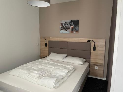 a bedroom with a bed with white sheets and two lamps at Appartement 2 pièces à Gourette, idéal pour 6 pers., proche des pistes, animaux admis - FR-1-860-38 in Gourette