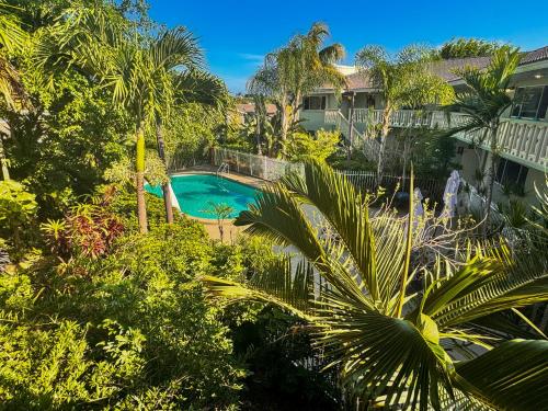 eine Draufsicht auf einen Swimmingpool in einem Garten in der Unterkunft Close to Wilton Manors in Fort Lauderdale