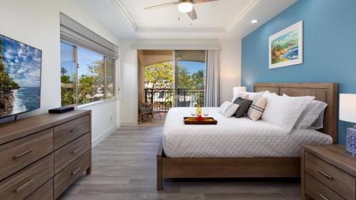 Un dormitorio con una cama y una ventana grande en Makai Living Fresh 2BR Fairways Home Near Rec Center, en Waikoloa