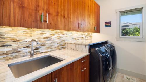 a kitchen with a sink and a dishwasher at SUNSET BREEZE Breezy 3BR Ainamalu Home for Large Families in Waikoloa
