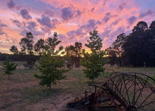 Východ nebo západ slunce při pohledu z prázdninového domu nebo okolí