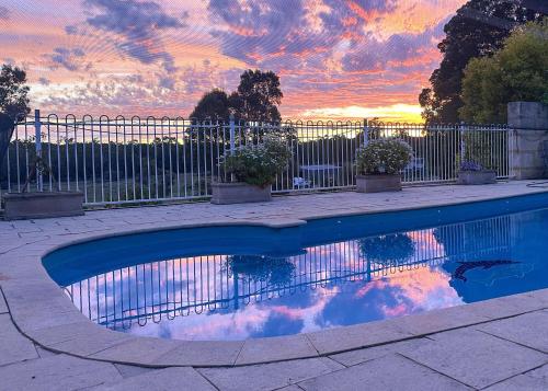 Bazén v ubytování Gumtree Hideaway by Tiny Away nebo v jeho okolí