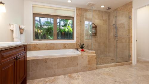 Koupelna v ubytování PARADISE AWAITS Idyllic 4BR Single-Level KaMilo Home with Private Pool