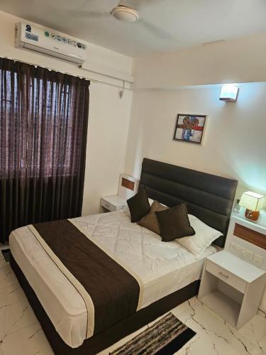 Una cama o camas en una habitación de Darshanam Inn