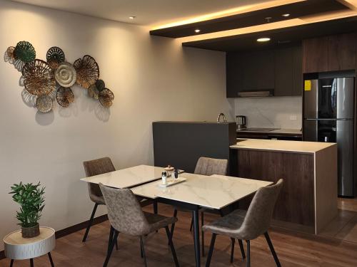 a kitchen with a table and chairs in a room at Sense Coliving Ecuador Residences & Convention in Quito