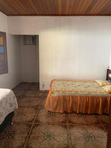 ein Zimmer mit einem Bett in der Zimmerecke in der Unterkunft Casa Sun and Sea in Salinópolis