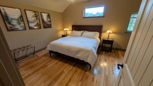 Giường trong phòng chung tại Emerald Retreat