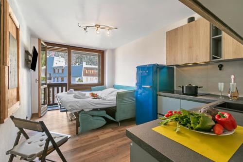 une cuisine avec une table avec une assiette de légumes dans l'établissement Studio Valleverde 21D Ski In Ski Out - Happy Rentals, à Borgata Sestriere