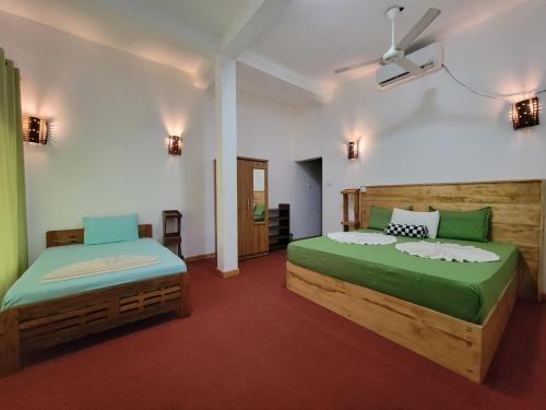 ein Schlafzimmer mit zwei Betten in einem Zimmer in der Unterkunft River Resort by The Ceylon Adventure Sports Kithulgala in Kitulgala