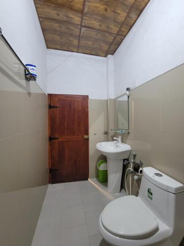 ein Badezimmer mit Toilette und Waschbecken in der Unterkunft River Resort by The Ceylon Adventure Sports Kithulgala in Kitulgala