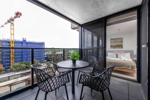 Ένα ή περισσότερα κρεβάτια σε δωμάτιο στο Braddon Bright Nights at Midnight - 1 Parking Spot