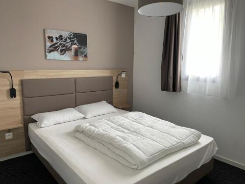 a bedroom with a bed with white sheets and a window at Appartement spacieux 8 pers, vue pistes, animaux admis, Gourette - FR-1-860-57 in Gourette