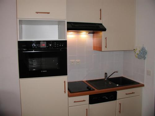 Η κουζίνα ή μικρή κουζίνα στο Studio 4 pers à Gourette avec Wifi et animaux acceptés - FR-1-859-21