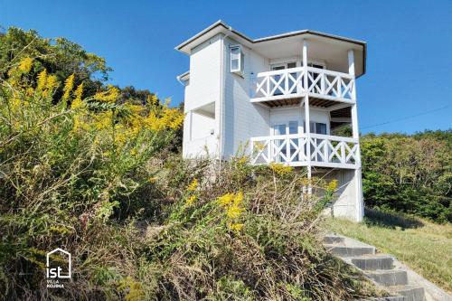 Το κτήριο όπου στεγάζεται  η βίλα