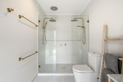 Ένα μπάνιο στο Bright & Spacious Getaway on Powell Street