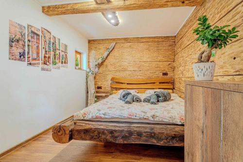 ein Schlafzimmer mit einem Bett mit zwei Elefanten drauf in der Unterkunft Holiday home in Trebelno - Dolenjska & Bela krajina (Unter- & Weißkrain) 54728 in Šmarjeta