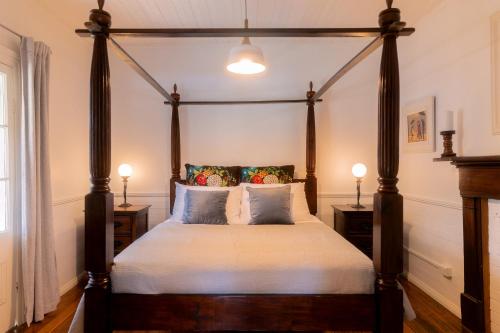 Postel nebo postele na pokoji v ubytování Lumsden Cottage Dolls House