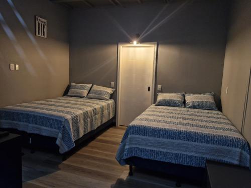 コマヤグアにあるCasabelaのベッドルーム1室(ベッド2台、ドア付)