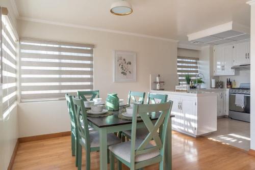 a dining room with a table and chairs in a kitchen at Beautiful Home at Ensenada 3BR at DT BBQ GRILL in Ensenada