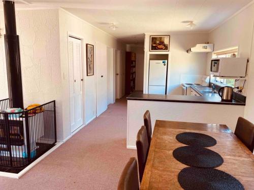 une cuisine et une salle à manger avec une table en bois dans l'établissement Lake Hawea Family Holiday Home, à Lake Hawea