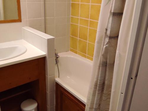 a bathroom with a bath tub and a sink at Appartement Super Besse - 6 pers, Piscine, Parking, Balcon - FR-1-814-168 in Vassivière