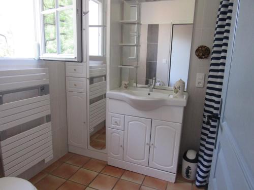 a bathroom with a sink and a shower at Maison familiale avec jardin, à 1km de la plage - FR-1-194-308 in La Faute-sur-Mer