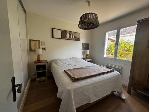 Ένα ή περισσότερα κρεβάτια σε δωμάτιο στο Charmante maison rénovée à 200 m de la plage - FR-1-194-316