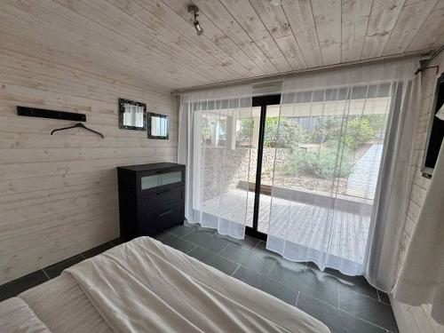 une petite chambre avec un lit et une fenêtre dans l'établissement Villa spacieuse pour 10 personnes avec WIFI dans le quartier de la Grière - FR-1-194-317, à La Tranche-sur-Mer